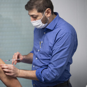 Michel Cymes se fait vacciner contre la COVID-19 (coronavirus) avec le vaccin Pfizer et BioNTech pour "donner l'exemple" à la Maison Médicale de Garde de l'hôpital Robert Ballanger à Aulnay-sous-Bois le 6 janvier 2021. © Eliot Blondet / Pool / Bestimage