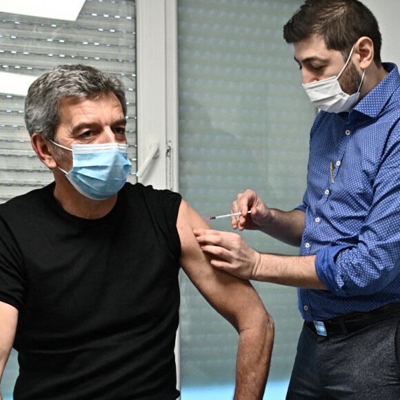 Michel Cymes se fait vacciner contre la COVID-19 (coronavirus) avec le vaccin Pfizer/BioNTech pour "donner l'exemple" à la Maison Médicale de Garde de l'hôpital Robert Ballanger à Aulnay-sous-Bois le 6 janvier 2021. © Eliot Blondet / Pool / Bestimage