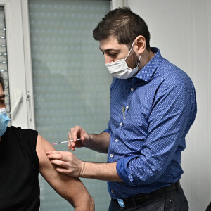 Michel Cymes se fait vacciner contre la COVID-19 (coronavirus) avec le vaccin Pfizer/BioNTech pour "donner l'exemple" à la Maison Médicale de Garde de l'hôpital Robert Ballanger à Aulnay-sous-Bois le 6 janvier 2021. © Eliot Blondet / Pool / Bestimage