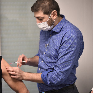 Michel Cymes se fait vacciner contre la COVID-19 (coronavirus) avec le vaccin Pfizer/BioNTech pour "donner l'exemple" à la Maison Médicale de Garde de l'hôpital Robert Ballanger à Aulnay-sous-Bois le 6 janvier 2021. © Eliot Blondet / Pool / Bestimage