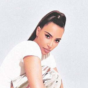 Kim Kardashian pose pour la nouvelle campagne de sa marque SKIMS.