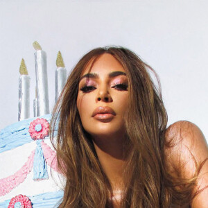 Kim Kardashian pose pour Opalescent, sa nouvelle gamme de cosmétiques KKK Beauty pour son 40ème anniversaire