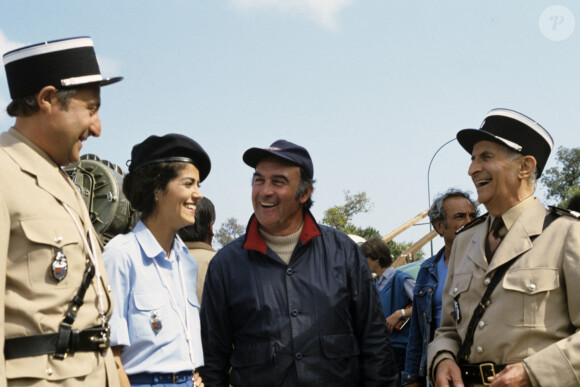 Rémy Julienne (au milieu) en compagnie de Louis de Funès, Guy Grosso et Elisabeth Etienne, sur le tournage du film "Le Gendarme et les gendarmettes" en novembre 1982.