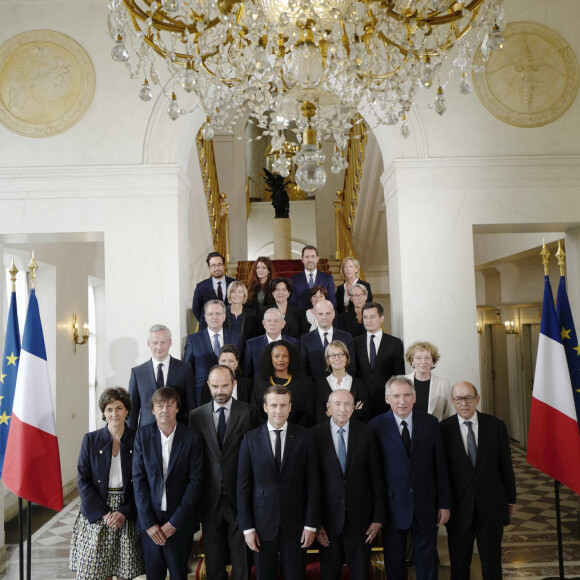 Photo de famille au palais de l'Elysee du nouveau Gouvernement E. Philippe. Emmanuel Macron, President de la Republique, Edouard Philippe, Premier Ministre, entoures des 22 ministres du Gouvernement: De haut en bas, de gauche a droite: Mounir Mahjoubi, Secretaire d'Etat en charge du numerique, Marlene Schiappa, Secretaire d'Etat, en charge de l'Egalite entre les femmes et les hommes, Christophe Castaner, Secretaire d'Etat, en charge des relations avec le Parlement, Porte parole du gouvernement, Sophie Cluzel, Secretaire d'Etat, en charge des personnes handicapees, Marielle de Sarnez, Ministre en charge des Affaires europeennes, Frederique Vidal, Ministre de l'Enseignement superieur, de la recherche et de l'innovation, Annick Girardin, Ministre de l'Outre Mer, Elisabeth Borne, Ministre, en charge des Transports, Richard Ferrand, Ministre de la Cohesion des territoires, Jacques Mezard, Ministre de l'Agriculture, Jean Michel Blanquer, Ministre de l'Education nationale, Gerald Darmanin, Ministre de l'Action et des comptes publics, Bruno Le Maire, Ministre de l'Economie, Agnes Buzyn, Ministre des Solidarites et de la Sante, Laura Flessel, Ministre des Sports, Francoise Nyssen, Ministre de la Culture, Muriel Penicaud, Ministre du Travail, Sylvie Goulard, Ministre des Armees, Nicolas Hulot, Ministre d'Etat, ministre de la Transition ecologique et solidaire, Gerard Collomb, Ministre de l'Interieur, Francois Bayrou, Ministre d'Etat, ministre de la Justice, Jean Yves Le Drian, Ministre de l'Europe et des Affaires etrangeres. Paris, le 18 mai 2017. © Denis Allard/Pool/Bestimage