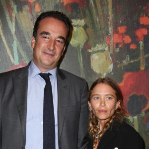 Mary-Kate Olsen et Olivier Sarkozy assistent à la 26e édition annuelle de Take Home a Nude Art Party and Auction au profit de la New York Academy of Art Sothebys NYC