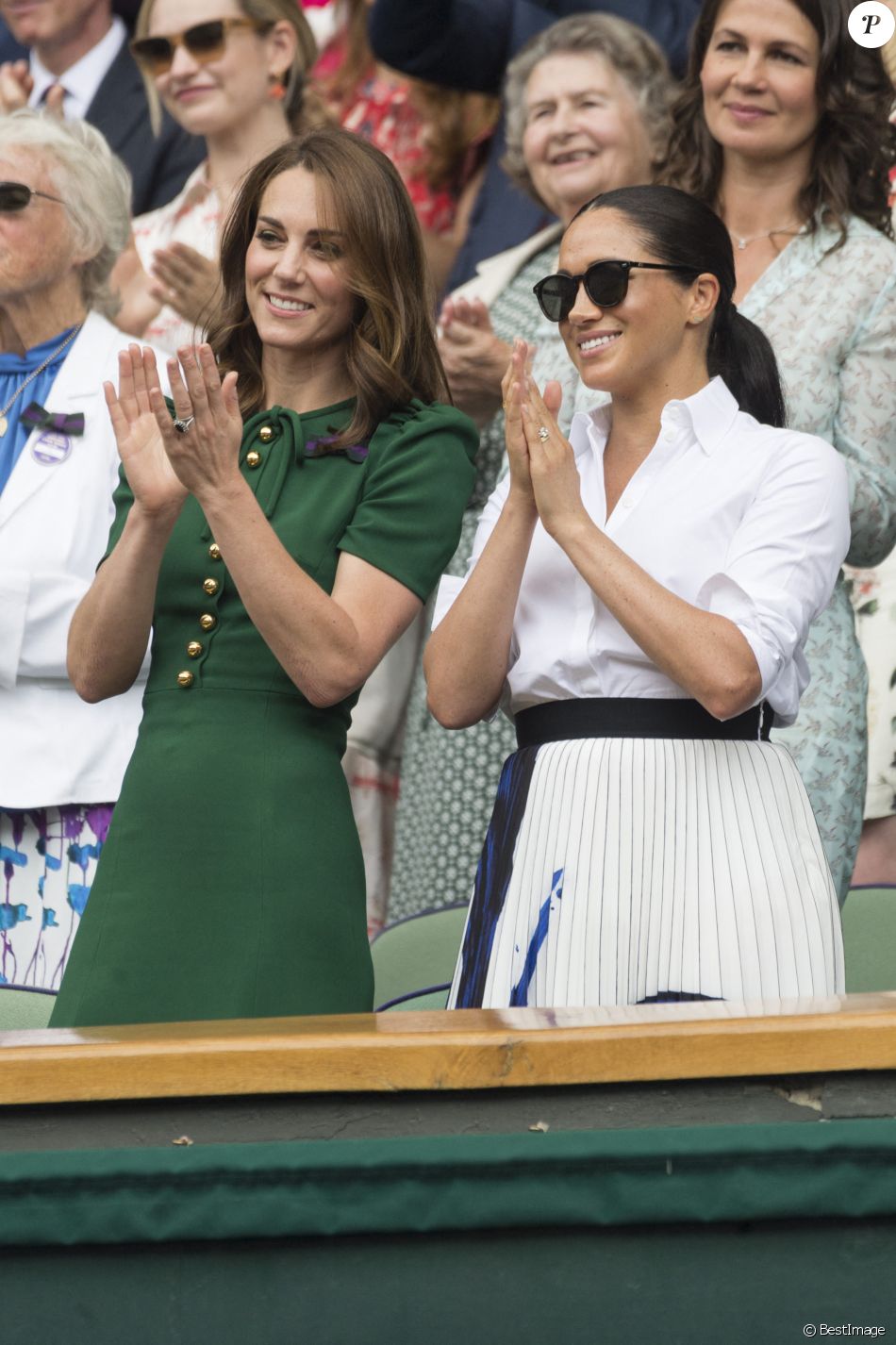 Catherine (Kate) Middleton, duchesse de Cambridge, Meghan Markle, duchesse de Sussex, dans les tribunes lors de la finale femme de Wimbledon "Serena Williams - Simona Halep" à Londres. © Ray Tang/London News Pictures via Zuma Press/Bestimage