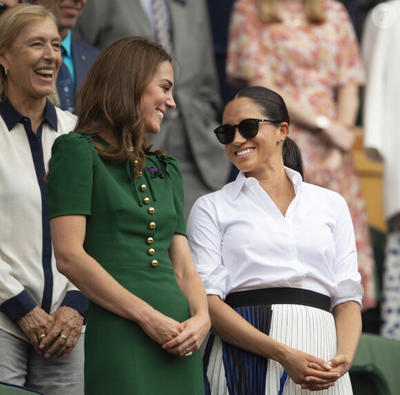 Catherine (Kate) Middleton, duchesse de Cambridge, Meghan Markle, duchesse de Sussex, dans les tribunes lors de la finale femme de Wimbledon "Serena Williams - Simona Halep" à Londres, le 13 juillet 2019.