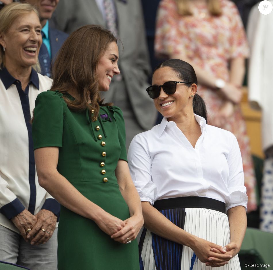 Catherine (Kate) Middleton, duchesse de Cambridge, Meghan Markle, duchesse de Sussex, dans les tribunes lors de la finale femme de Wimbledon "Serena Williams - Simona Halep" à Londres, le 13 juillet 2019.