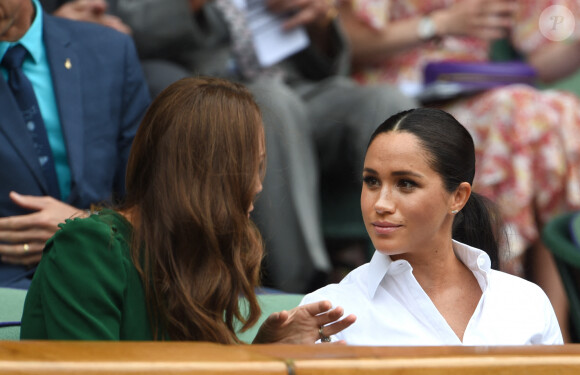 Catherine (Kate) Middleton, duchesse de Cambridge, Meghan Markle, duchesse de Sussex, dans les tribunes lors de la finale femme de Wimbledon "Serena Williams - Simona Halep" à Londres, le 13 juillet 2019.
