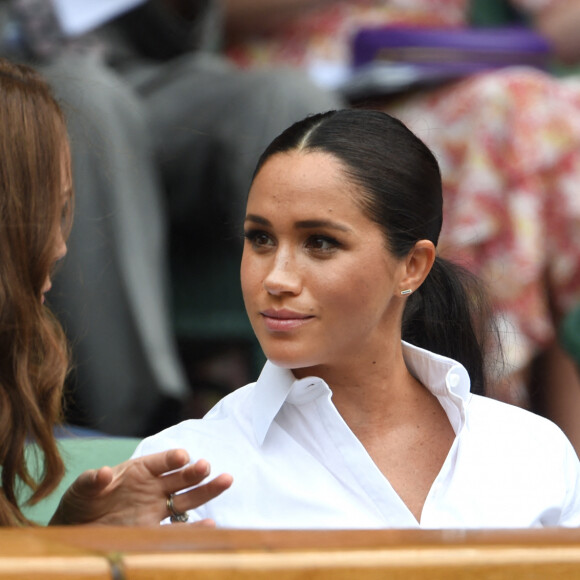 Catherine (Kate) Middleton, duchesse de Cambridge, Meghan Markle, duchesse de Sussex, dans les tribunes lors de la finale femme de Wimbledon "Serena Williams - Simona Halep" à Londres, le 13 juillet 2019.