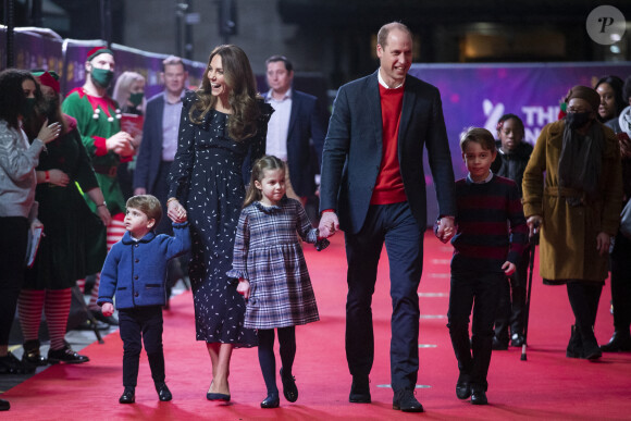 Le prince William, duc de Cambridge, et Catherine (Kate) Middleton, duchesse de Cambridge, avec leurs enfants le prince George, la princesse Charlotte et le prince Louis ont assisté à un spectacle donné en l'honneur des personnes qui ont été mobilisées pendant la pandémie au Palladium à Londres, Royaume Uni. Le 11 décembre 2020.