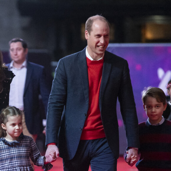Le prince William, duc de Cambridge, et Catherine (Kate) Middleton, duchesse de Cambridge, avec leurs enfants le prince George, la princesse Charlotte et le prince Louis ont assisté à un spectacle donné en l'honneur des personnes qui ont été mobilisées pendant la pandémie au Palladium à Londres, Royaume Uni. Le 11 décembre 2020.