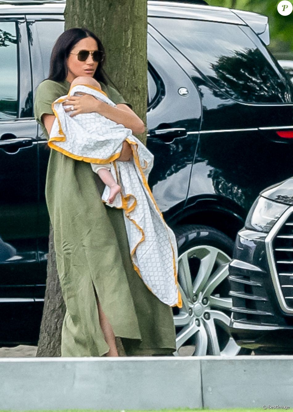 Meghan Markle, duchesse de Sussex et son fils Archie Harrison Mountbatten-Windsor lors d'un match de polo de bienfaisance King Power Royal Charity Polo Day à Wokinghan, comté de Berkshire, Royaume Uni, le 10 juillet 2019.
