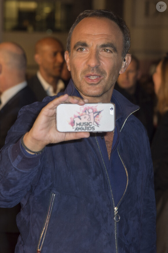 Nikos Aliagas (coque iPhoneMusic Awards 2015) - Arrivées à la 17ème cérémonie des NRJ Music Awards 2015 au Palais des Festivals à Cannes, le 7 novembre 2015. 