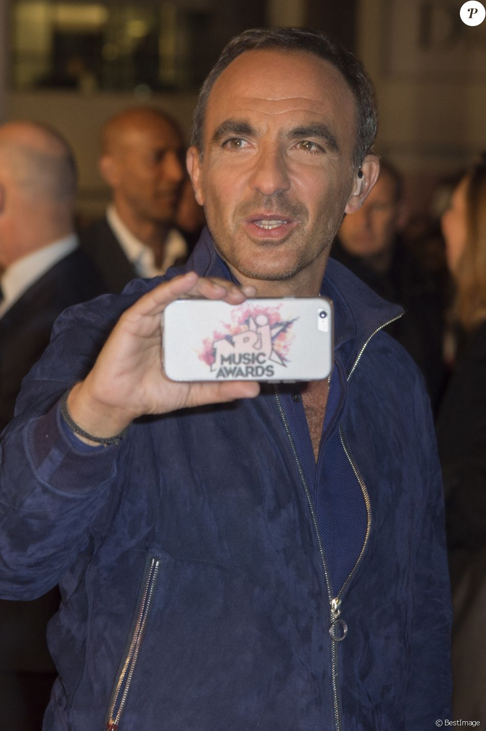 Nikos Aliagas (coque iPhoneMusic Awards 2015) - Arrivées à la 17ème cérémonie des NRJ Music Awards 2015 au Palais des Festivals à Cannes, le 7 novembre 2015.