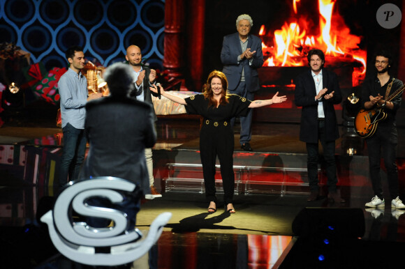 Exclusif -Gerard Darmon, son petit-fils Tom, son ami Benjamin, Isabelle Boulay, Enrico Macias, Hadrien Raccah, son fils Jules - Surprises - Enregistrement de l'émission "La Chanson secrète 7 " à la Scène musicale à Paris, qui sera diffusée le 15 janvier 2021 sur TF1. Après le succès des précédentes éditions, " LA CHANSON SECRETE ", présentée par N.ALIAGAS et produite par DMLS TV, revient sur TF1. 8 artistes ne savent rien de ce qui va se passer pour eux ! Ils ont accepté de jouer le jeu, de se laisser totalement surprendre, émouvoir, parfois même déstabiliser car ils vont découvrir en même temps que les téléspectateurs une surprise : une chanson qui leur est chère revisitée et réinterprétée par un artiste. Des mises en scène spectaculaires au service de l'émotion... Et des émotions fortes pour l'artiste assis dans le fauteuil grâce à la venue sur le plateau de proches et d'invités inattendus. Les téléspectateurs seront aux premières loges pour vivre ces moments d'intimité musicale rare. © Gaffiot-Moreau / Bestimage 