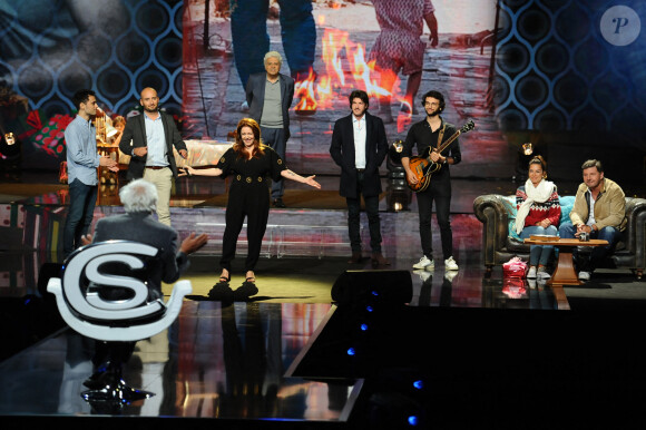 Exclusif Gerard Darmon, son petit-fils Tom, son ami Benjamin, Isabelle Boulay, Enrico Macias, Hadrien Raccah, son fils Jules et Philippe Lellouche - Surprises - Enregistrement de l'émission "La Chanson secrète 7 " à la Scène musicale à Paris, qui sera diffusée le 15 janvier 2021 sur TF1. Après le succès des précédentes éditions, " LA CHANSON SECRETE ", présentée par N.ALIAGAS et produite par DMLS TV, revient sur TF1. 8 artistes ne savent rien de ce qui va se passer pour eux ! Ils ont accepté de jouer le jeu, de se laisser totalement surprendre, émouvoir, parfois même déstabiliser car ils vont découvrir en même temps que les téléspectateurs une surprise : une chanson qui leur est chère revisitée et réinterprétée par un artiste. Des mises en scène spectaculaires au service de l'émotion... Et des émotions fortes pour l'artiste assis dans le fauteuil grâce à la venue sur le plateau de proches et d'invités inattendus. Les téléspectateurs seront aux premières loges pour vivre ces moments d'intimité musicale rare. © Gaffiot-Moreau / Bestimage 