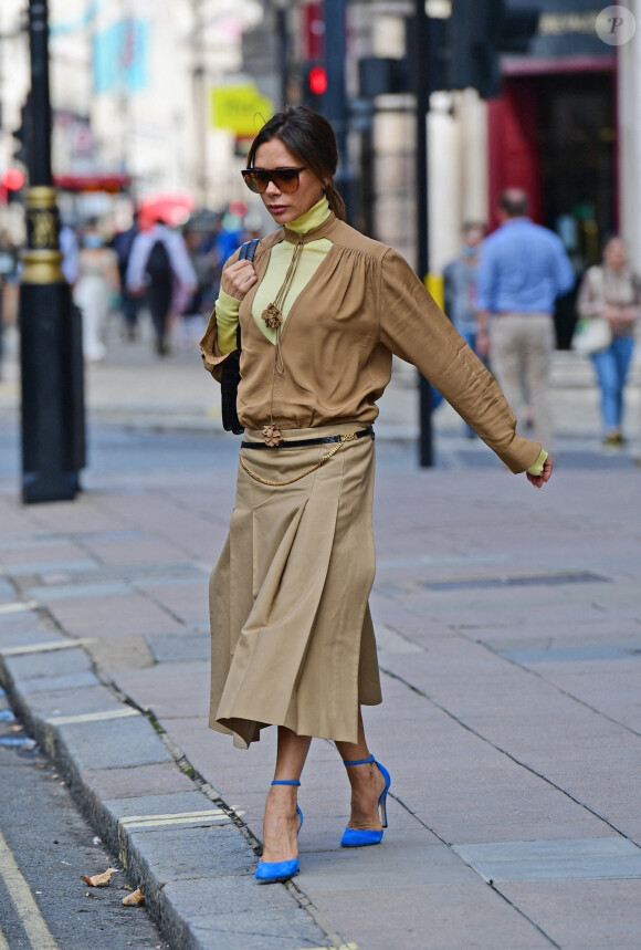 Exclusif - Victoria Beckham quitte le restaurant "Wolsley" à Londres, le 22 septembre 2020. La styliste de 46 ans a tout récemment présenté sa collection printemps-été 2021 lors de la London Fashion Week.