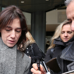 Exclusif - Charlotte Gainsbourg et son mari Yvan Attal font un passage dans les locaux de la radio RTL pour la promotion du film "Mon chien Stupide" le 21 octobre 2019. © Jonathan Rebboah / Panoramic / Bestimage