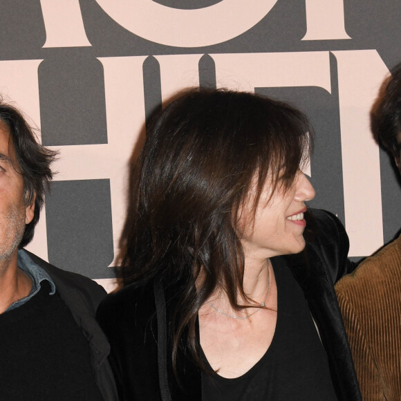 Ben Attal avec ses parents Yvan Attal et Charlotte Gainsbourg - Avant-première du film "Mon chien stupide" au cinéma UGC Normandie à Paris, le 22 octobre 2019. © Coadic Guirec/Bestimage