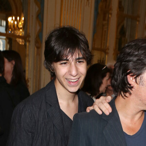 Yvan Attal avec son fils Ben, Charlotte Gainsbourg - Yvan Attal reçoit les insignes de Chevalier de l'ordre national du Mérite et profite de l'occasion pour demander publiquement en mariage Charlotte Gainsbourg au ministère de la culture à Paris. Le 19 juin 2013.