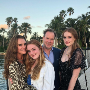Brooke Shields, son mari Chris Henchy et leurs filles Rowan et Grier. Novembre 2020.