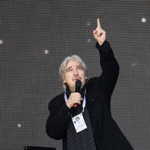 Erik Berchot (Pianiste de Charles Aznavour) et Serge Lama au concert en hommage à Charles Aznavour sur la place de la Répulique à Erevan, Arménie, le 11 octobre 2018. © Dominique Jacovides/Bestimage 