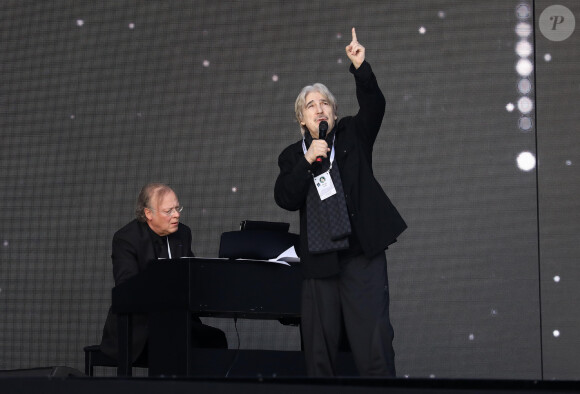 Erik Berchot (Pianiste de Charles Aznavour) et Serge Lama au concert en hommage à Charles Aznavour sur la place de la Répulique à Erevan, Arménie, le 11 octobre 2018. © Dominique Jacovides/Bestimage 