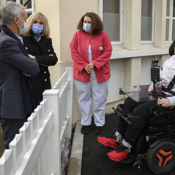 La Première Dame Brigitte Macron avec l'entraîneur et parrain de cette édition Didier Deschamps lors d'une visite de l'hôpital pédiatrique de Bullion pour le lancement de la 32ème édition de l'opération de collecte de fonds "Pieces Jaunes" le 18 janvier 2021. © Eliot Blondet / Pool / Bestimage