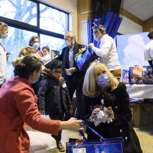 La Première Dame Brigitte Macron avec l'entraîneur et parrain de cette édition Didier Deschamps lors d'une visite de l'hôpital pédiatrique de Bullion pour le lancement de la 32ème édition de l'opération de collecte de fonds "Pieces Jaunes" le 18 janvier 2021. © Eliot Blondet / Pool / Bestimage