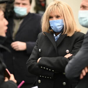 La Première Dame française Brigitte Macron avec l'entraîneur français Didier Deschamps - Visite de l'hôpital pédiatrique de Bullion lors du lancement de la 32ème édition de l'opération de collecte de fonds "Pieces Jaunes", visant à améliorer la vie des enfants hospitalisés à Bullion, France le 18 janvier , 2021. © Eliot Blondet / Pool / Bestimage