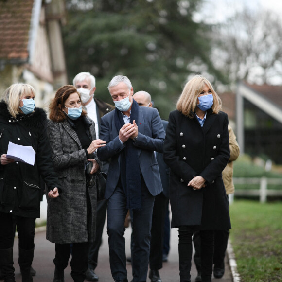 La Première Dame française Brigitte Macron avec l'entraîneur français Didier Deschamps - Visite de l'hôpital pédiatrique de Bullion lors du lancement de la 32ème édition de l'opération de collecte de fonds "Pieces Jaunes", visant à améliorer la vie des enfants hospitalisés à Bullion, France le 18 janvier , 2021. © Eliot Blondet / Pool / Bestimage