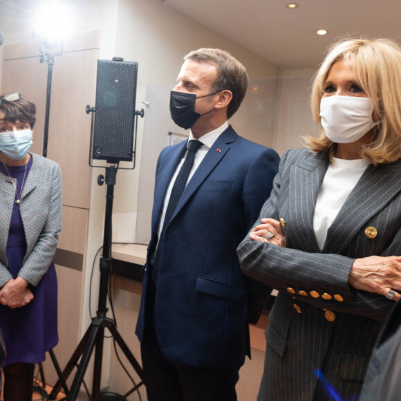 Le Président Emmanuel Macron et sa femme Brigitte Macron visitent la plateforme Handicap Repit des aidants (Phare) à Paris le 6 octobre 2020. © Jacques Witt/Pool/Bestimage