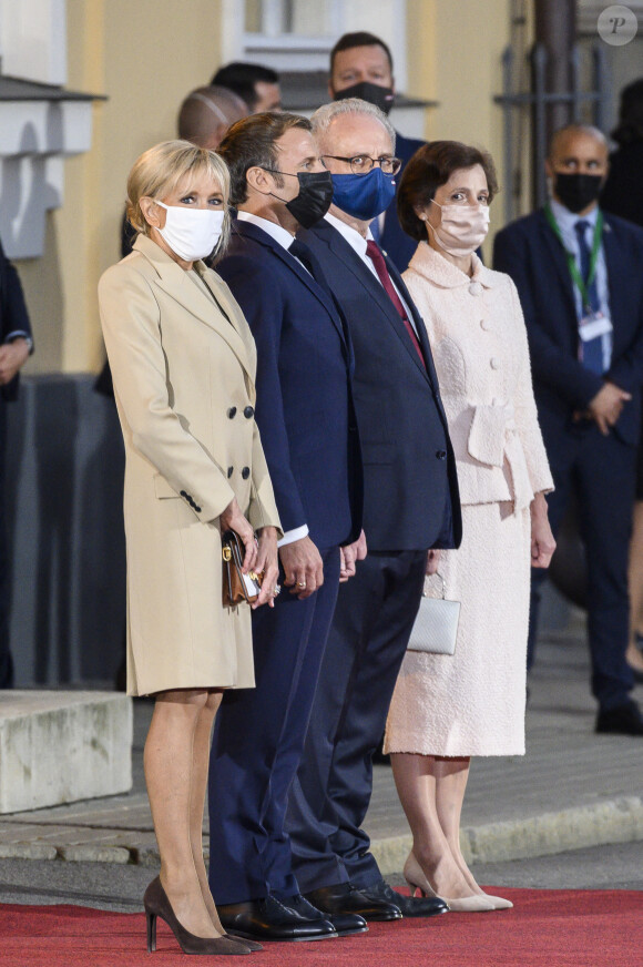 Le président Emmanuel Macron et la première dame Brigitte Macron arrivent à la cérémonie d'accueil au château de Riga, Lettonie le 29 septembre 2020 © Eliot Blondet / Pool / Bestimage