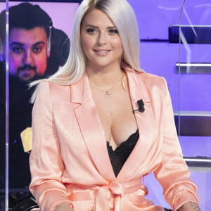 Exclusif - Kelly Vedovelli - Enregistrement de l'émission "Touche Pas à Mon Poste (TPMP)", présentée par C.Hanouna, et diffusée sur C8 en Direct le 12 novembre 2020 avec un public virtuel © Jack Tribeca / Bestimage 