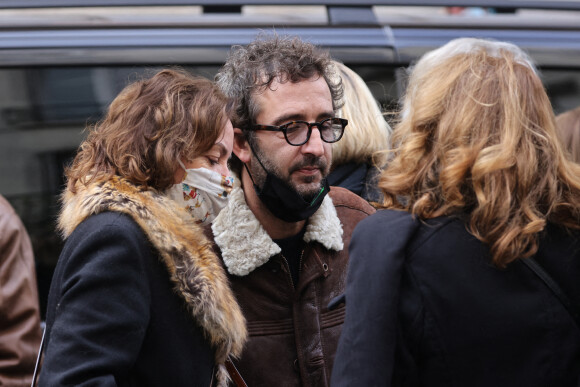 Exclusif - Cendrine Dominguez et son compagnon Cyrille Eldin - Sorties des obsèques de Hubert Auriol au Temple de l'Oratoire du Louvre à Paris. Le 18 janvier 2021