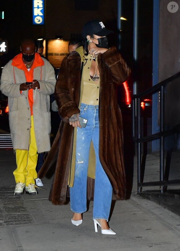 Exclusif - Rihanna sort dîner avec son compagnon A$AP Rocky (non photographié) et des amis chez Emilio Ballato, le restaurant du compagnon de Katie Holmes. New York, le 18 janvier 2021.