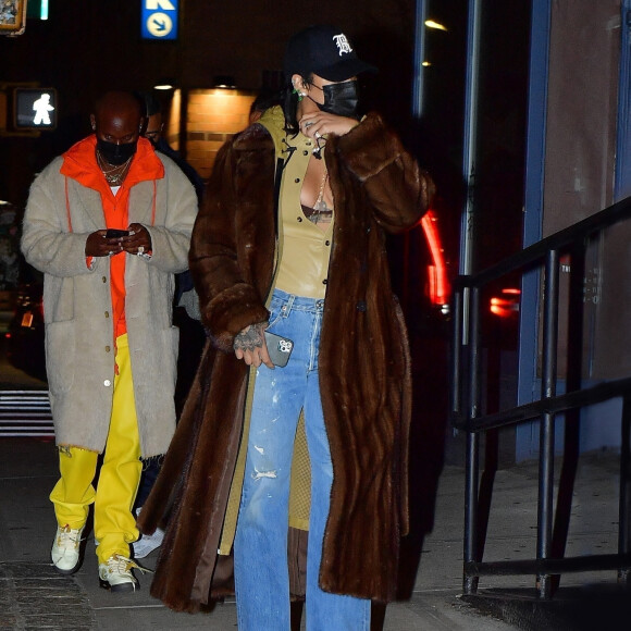 Exclusif - Rihanna sort dîner avec son compagnon A$AP Rocky (non photographié) et des amis chez Emilio Ballato, le restaurant du compagnon de Katie Holmes. New York, le 18 janvier 2021.