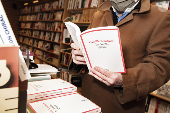 Mise en place du livre de Camille Kouchner relatant la vie au sein de la famille Kouchner, Duhamel, Pisier " La Familia grande " (Editions du Seuil) dans la librairie Lamartine dans le 16ème à Paris. © Jack Tribeca / Bestimage