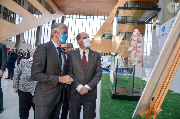 Laurent Wauquiez, président de la région Auvergne-Rhône-Alpes et Jean Castex, Premier ministre lors de la signature de l'accord de relance territoriale 2021-2022 de 2,1 milliards d'euros, à Lyon, France, le 16 janvier 2021. © Julien Reynaud/Pool/Bestimage