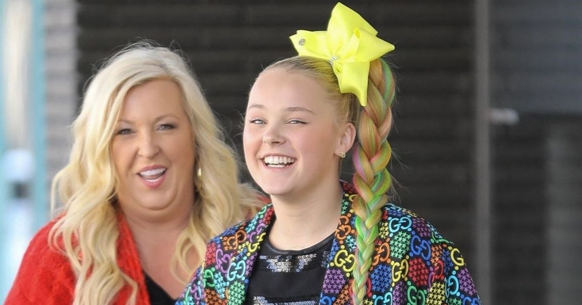 Exclusif - JoJo Siwa est allé chez le coiffeur en compagnie de sa mère