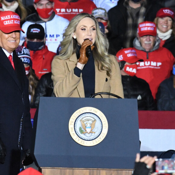 Donald Trump, sa belle-fille Lara et Eric Trump en meeting à Kenosha, le 2 novembre 2020. © Mark Hertzberg ZUMA Wire / Bestimage
