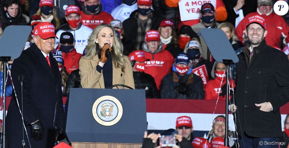 Donald Trump, sa belle-fille Lara et Eric Trump en meeting à Kenosha, le 2 novembre 2020. © Mark Hertzberg ZUMA Wire / Bestimage
