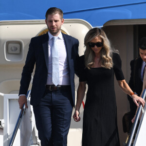Eric Trump et sa femme Lara débarquent de Air Force One à l'aéroport international de Palm Beach le 20 janvier 2021.