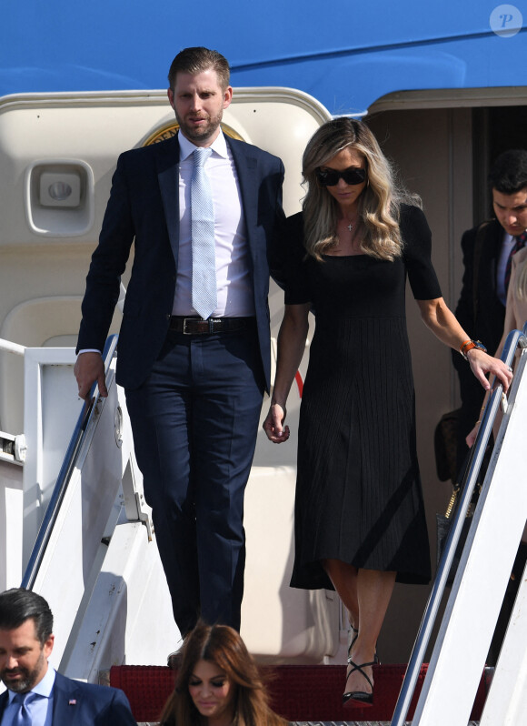 Eric Trump et sa femme Lara débarquent de Air Force One à l'aéroport international de Palm Beach le 20 janvier 2021.