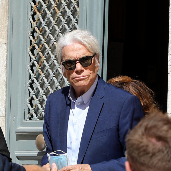 Bernard Tapie - Mariage civil de Sophie Tapie et Jean-Mathieu Marinetti à la mairie de Saint-Tropez en présence de leurs parents et de la famille le 20 août 2020.  