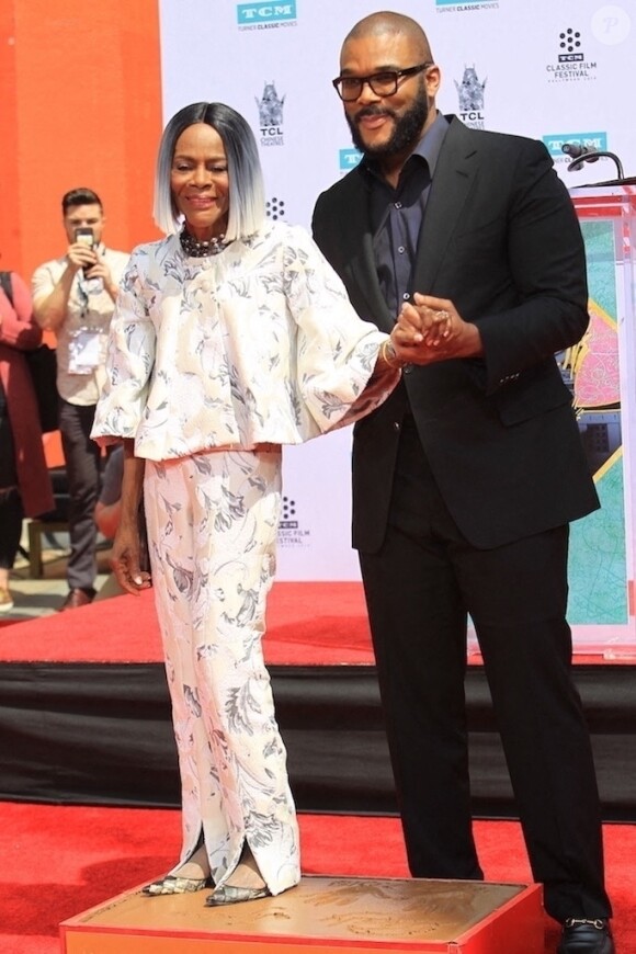 Tyler Perry - Cicely Tyson ( femme de Miles Davis de 1981 à 1988) laisse ses empreintes dans le ciment lors d'une cérémonie au Chinese Theater à Hollywood le 27 avril 2018. 