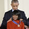 Cicely Tyson reçoit de Barack Obama la Presidential Medal of Freedom à Washington, le 22 novembre 2016.
