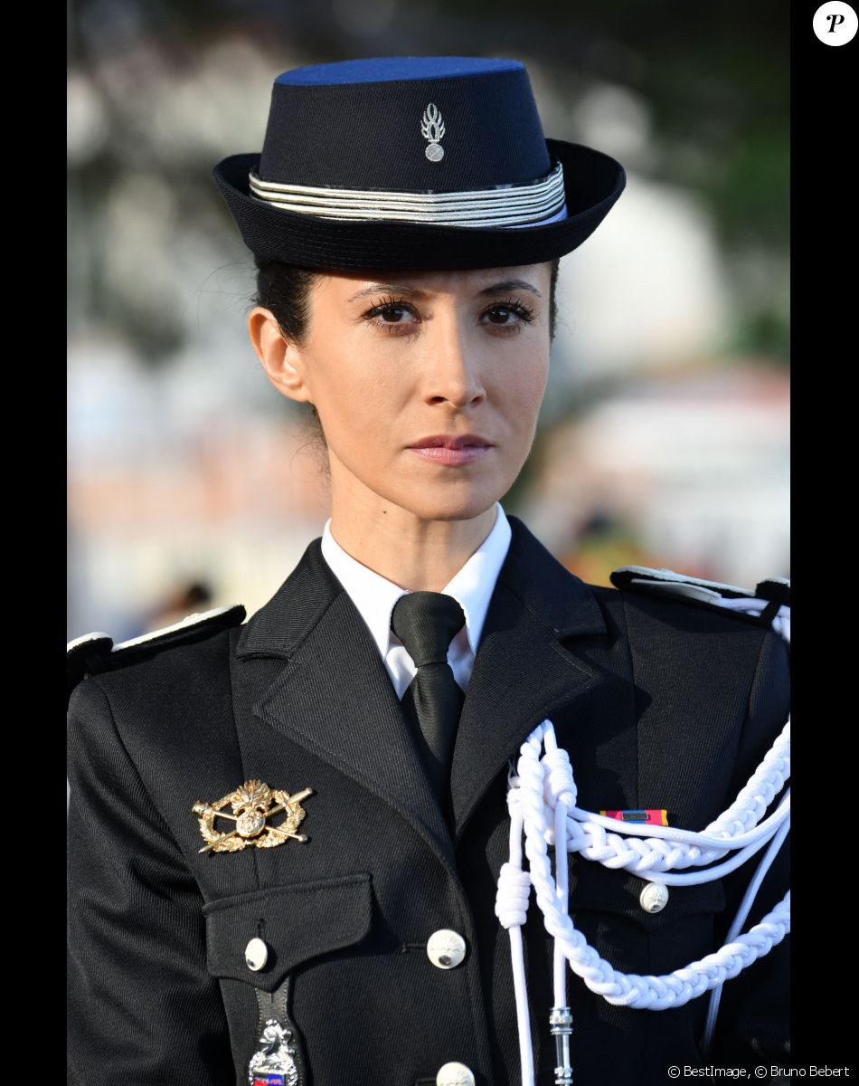 Fabienne Carat, en uniforme, durant le tournage de la nouvelle saison de la série télévisée diffusée sur TF1 "Section de Recherches", le 17 septembre 2019 à Cannes. Dans cette nouvelle saison, X.Deluc dans le rôle de Martin Bernier et F.Semonin dans le rôle de Lucas Auriol vont accueillir dans leur brigade l'actrice F.Carat, dans le rôle de Jeanne Lorieux, commandant de gendarmerie. © Bruno Bebert / Bestimage