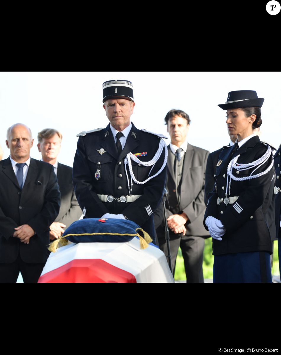 Xavier Deluc et Fabienne Carat, en uniforme, durant le tournage de la nouvelle saison de la série télévisée diffusée sur TF1 "Section de Recherches", le 17 septembre 2019 à Cannes. Dans cette nouvelle saison, X.Deluc dans le rôle de Martin Bernier et F.Semonin dans le rôle de Lucas Auriol vont accueillir dans leur brigade l'actrice F.Carat, dans le rôle de Jeanne Lorieux, commandant de gendarmerie. © Bruno Bebert / Bestimage